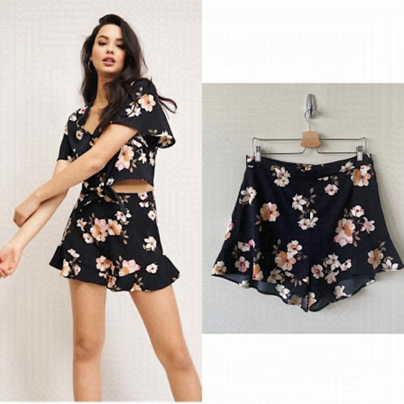 Dynamite Pants - DYNAMITE-HIGH Rise Ruffle Hem Floral Shorts (Size:Large)